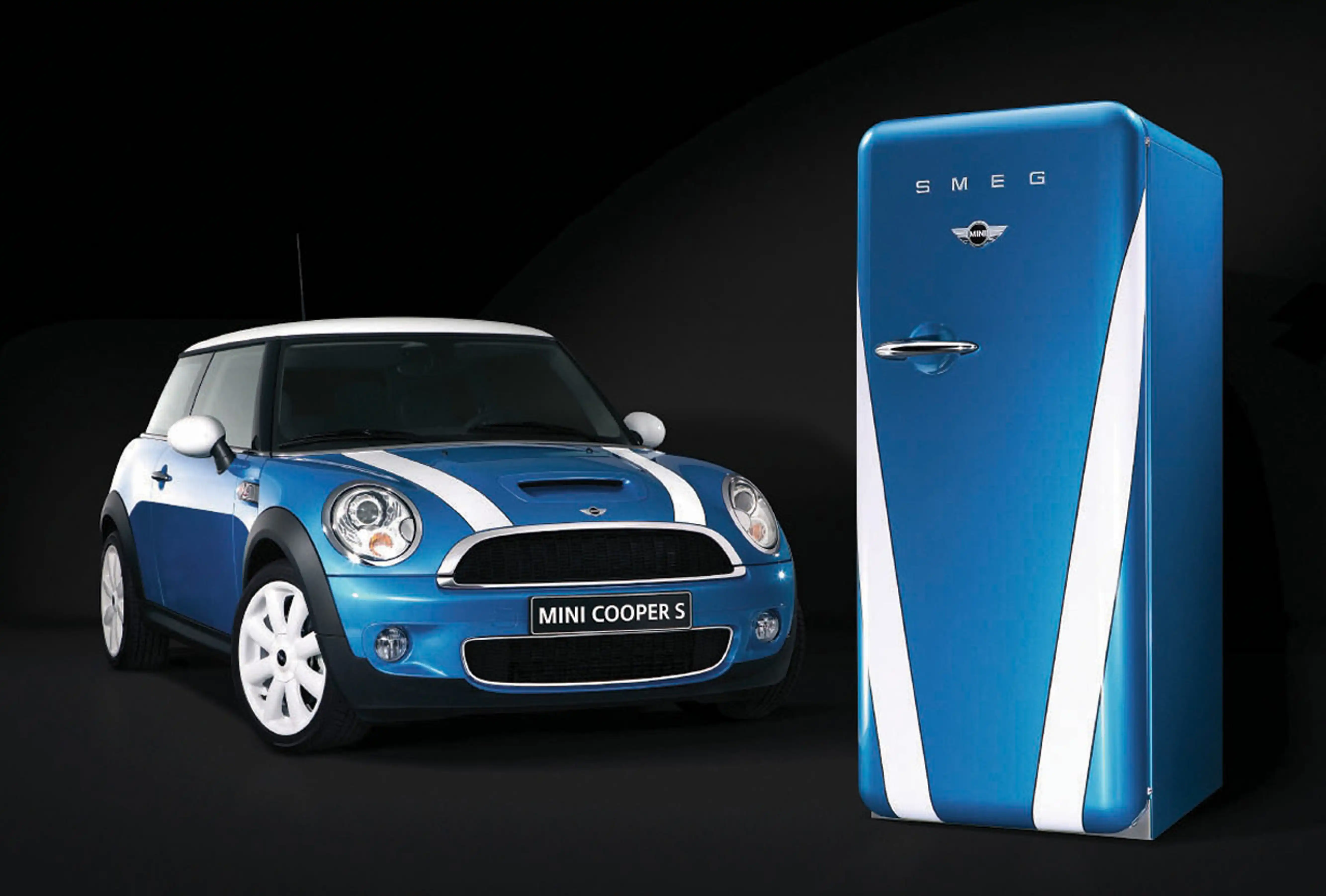 Lodówka SMEG w stylu MINI Cooper S w kolorze niebieskim z białymi pasami